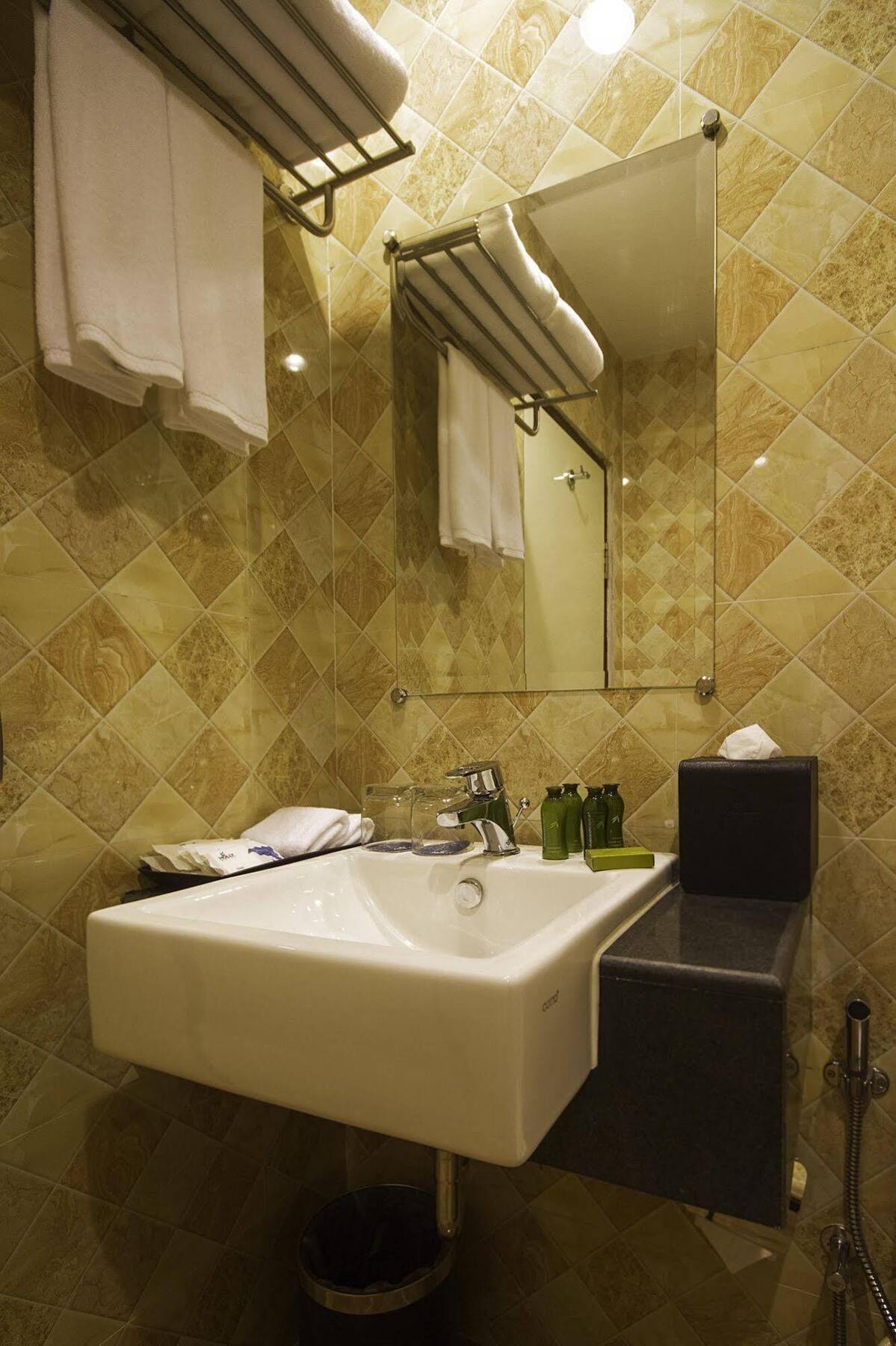 יאנגון Holly Hotel Myanmar מראה חיצוני תמונה