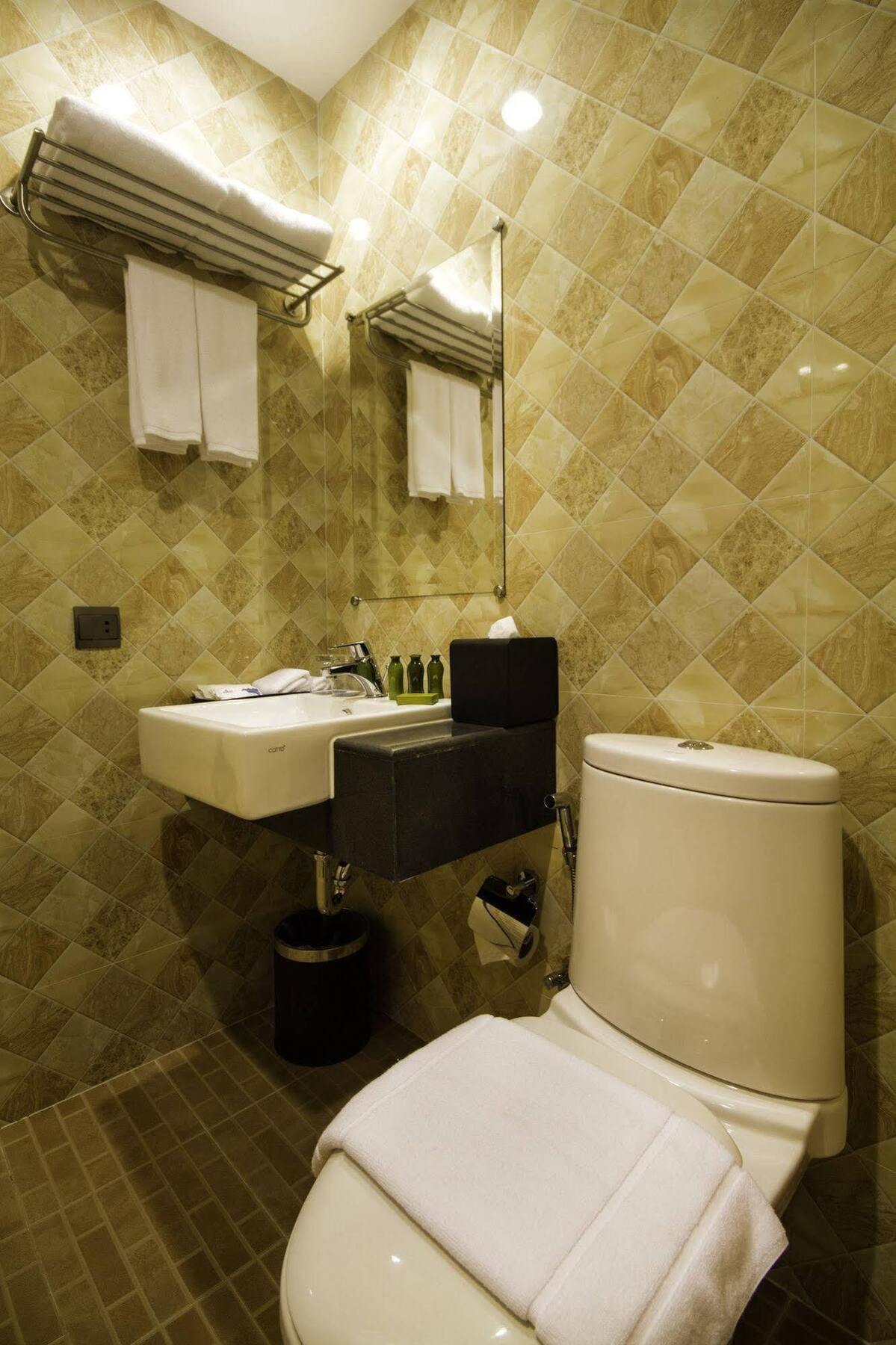 יאנגון Holly Hotel Myanmar מראה חיצוני תמונה